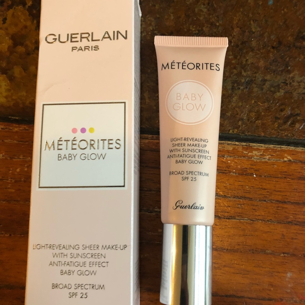 Light-Revealing-Sheer make up with Sunscreen,